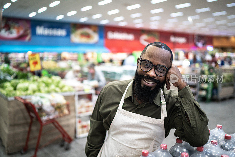 中年男子超市老板/雇员的肖像